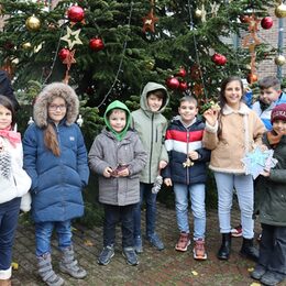 Kinder der Barbaraschule schmücken den Baum im Rathaus-Innenhof