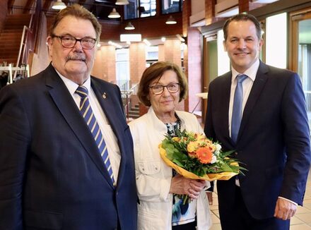 Ehrenring-Träger Werner Theisen mit seiner Frau Waltraud Theisen und Bürgermeister Frank Keppeler (v.l.n.r.)