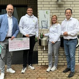Der Tennisclub Grün-Weiß Stommeln ist mit der Refill-Trinkwasserentnahmestelle Preisträger der Stadtwerke-Aktion "10 x 500 Euro für Pulheimer Vereine"