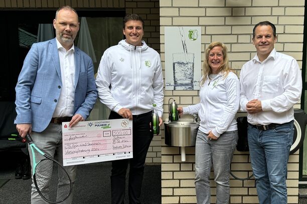 Der Tennisclub Grün-Weiß Stommeln ist mit der Refill-Trinkwasserentnahmestelle Preisträger der Stadtwerke-Aktion "10 x 500 Euro für Pulheimer Vereine"