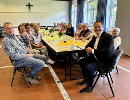 Bürgermeister Frank Keppeler und Dr. Jörg Schröder, Präsident des Rotary Clubs Pulheim, besuchen den Mittagstisch in Geyen.