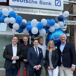 Bürgermeister Frank Keppeler mit dem Team der Deutsche Bank Finanzagentur Pulheim