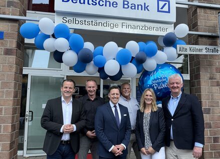 Bürgermeister Keppeler mit dem Team der Deutschen Bank in Pulheim.