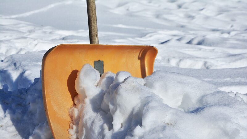 Eine Schneeschaufel wird im Winterdienst benötigt.