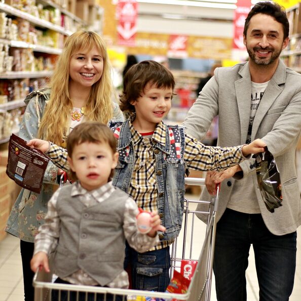 Familie beim Einkaufen