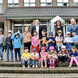 Die Vorschulkinder des „Inklusiven Familienzentrums Hand in Hand Pulheim“ mit Bürgermeister Frank Keppeler