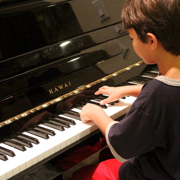 Kind spielt Klavier